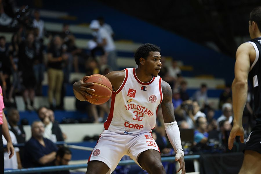 Anderson com a bola, durante a final do Paulista 2023