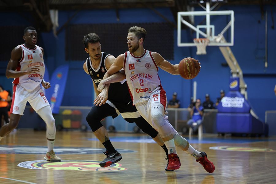 Kevin Crescenzi, do Paulistano/CORPe, avança