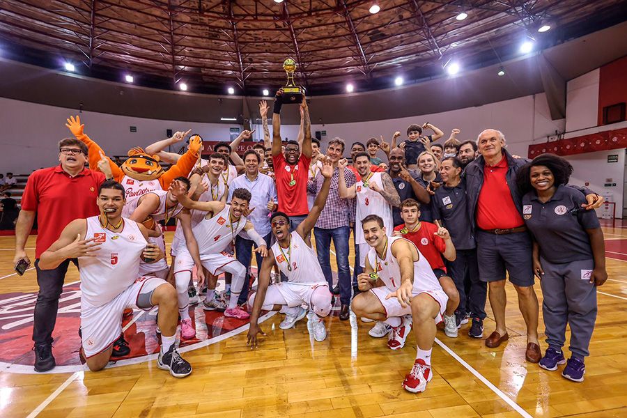 O grupo do Paulistano sub 20 de basquete, campeão paulista 2022. Foto: Marcelo Zambrana/Foto Atleta