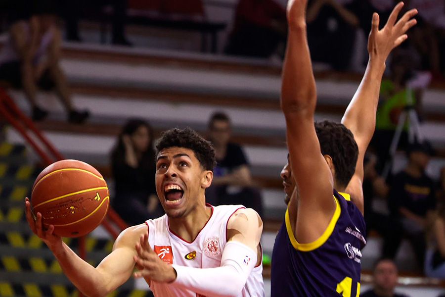 Adyel, do Paulistano, vai para o ataque contra o São José. Foto: Marcelo Zambrana/Foto Atleta