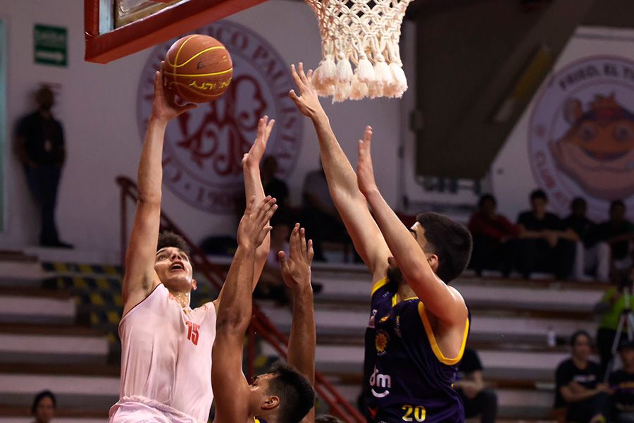 Atauri, do Paulistano, encara a marcação dupla para fazer a cesta contra o São José. Foto: Marcelo Zambrana/Foto Atleta