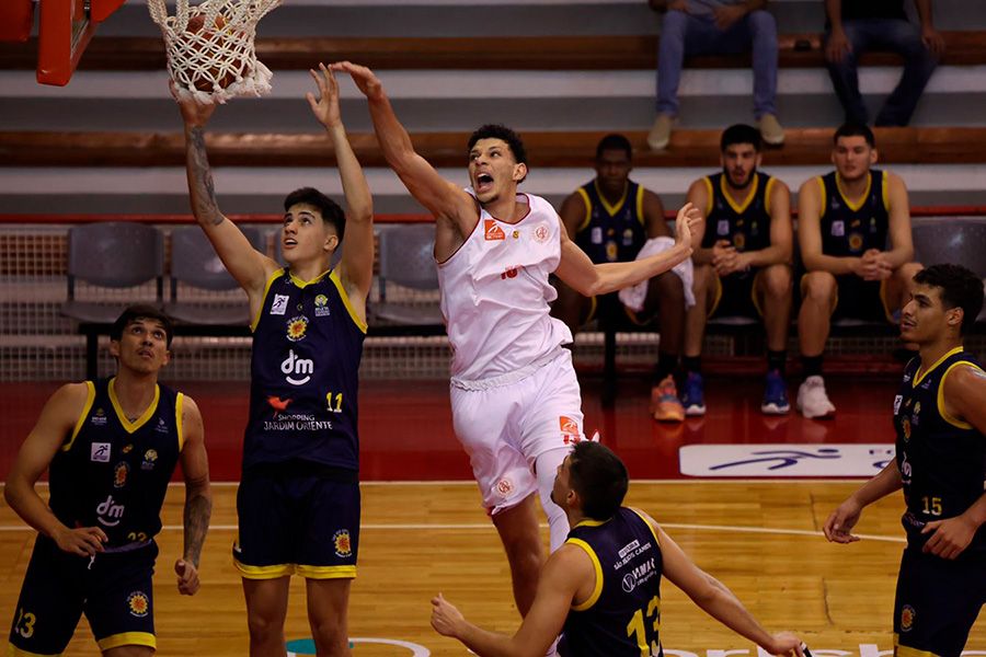 Andrezão, do Paulistano, salta para fazer a cesta contra o São José. Foto: Fábio Figueiredo