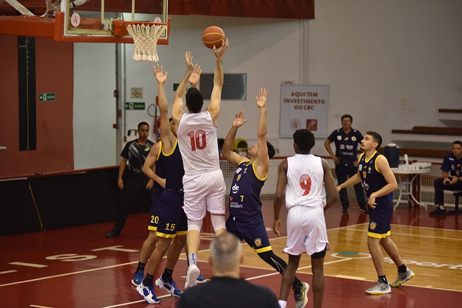 Andrezão, do Paulistano, salta para fazer a cesta contra o São José. Foto: Fábio Figueiredo
