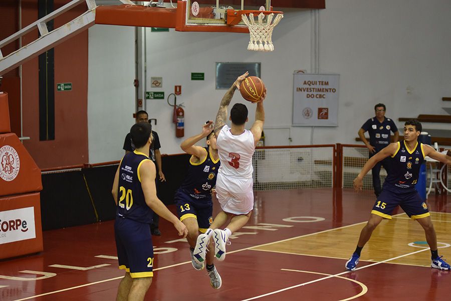 Vinícius, do Paulistano, salta para fazer a cesta contra o São José. Foto: Fábio Figueiredo