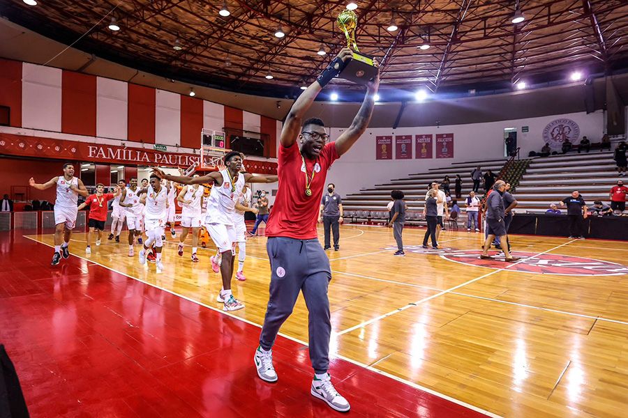 Brunão puxa a volta olímpica do Paulistano sub 20, campeão estadual 2022 de basquete. Foto: Marcelo Zambrana/Foto Atleta