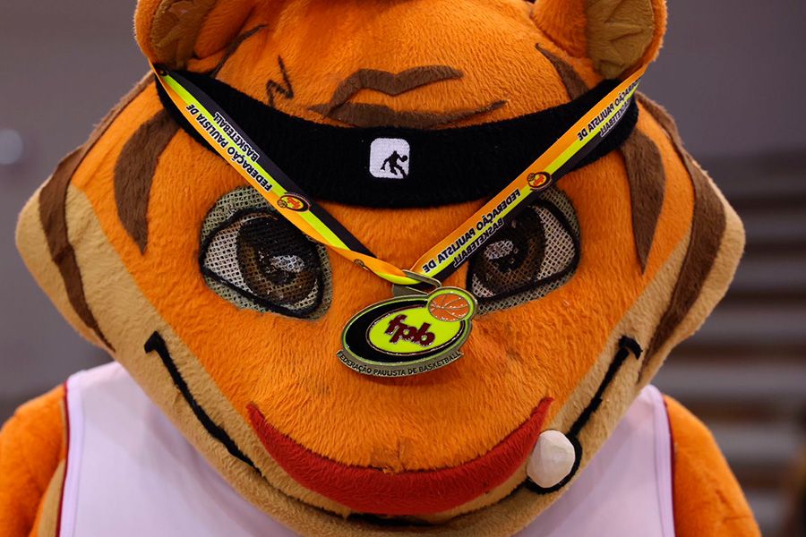 Fried, mascote do Paulistano, com a medalha de campeão paulista 2022 sub 20. Foto: Marcelo Zambrana/Foto Atleta