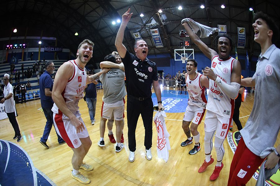 Lucas Doria, Demétrius, Seixas, Vitinho e Atauri comemoram