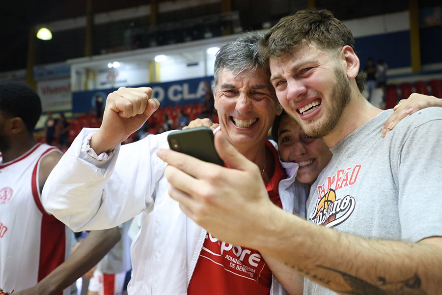 O vice-presidente do Paulistano, Celso Doria, com o filho Lucas na vídeo-chamada