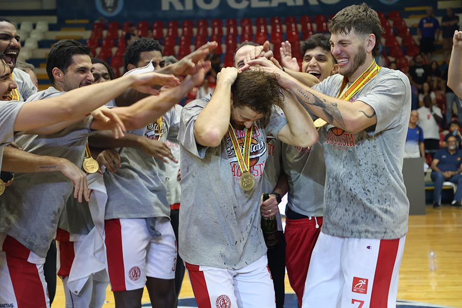 Grupo do Paulistano/CORPe dá tapinhas em Crescenzi, MVP da final