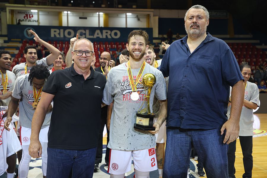 Kevin Crescenzi com o troféu de MVP da final do Paulista 2023