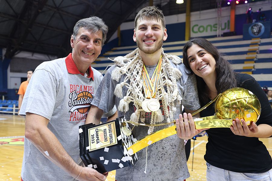 Celso (vice-presidente) e Lucas Doria com o troféu de campeão