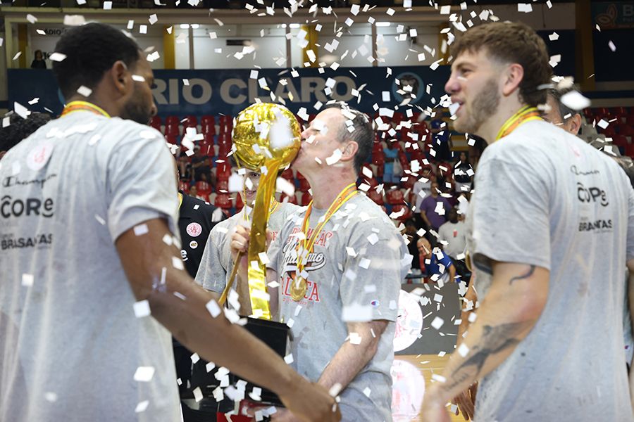 Demétrius beija a taça de campeão paulista