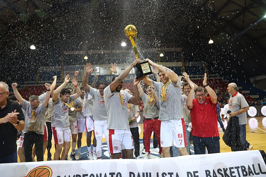 Jogadores do Paulistano/CORPe erguem o troféu de campeão