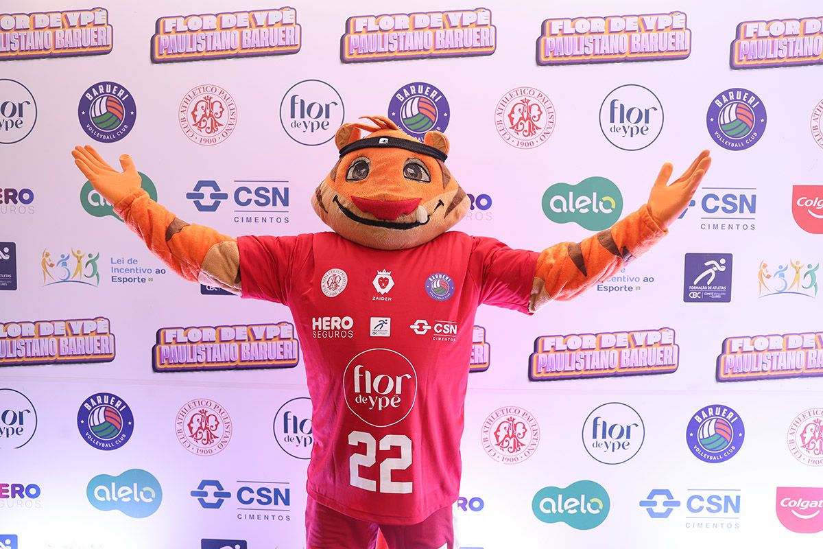 Fried, mascote do Paulistano, exibe o novo uniforme do time: Ypê Flores/Paulistano/Barueri. Foto: Fábio Figueiredo