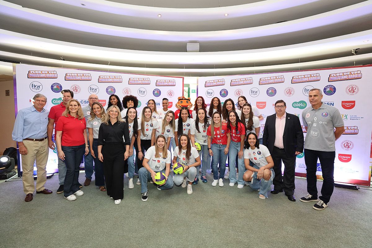 Grupo de dirigentes e jogadoras do Flor de Ypê/Paulistano/Barueri posam para foto. Foto: Fábio Figueiredo