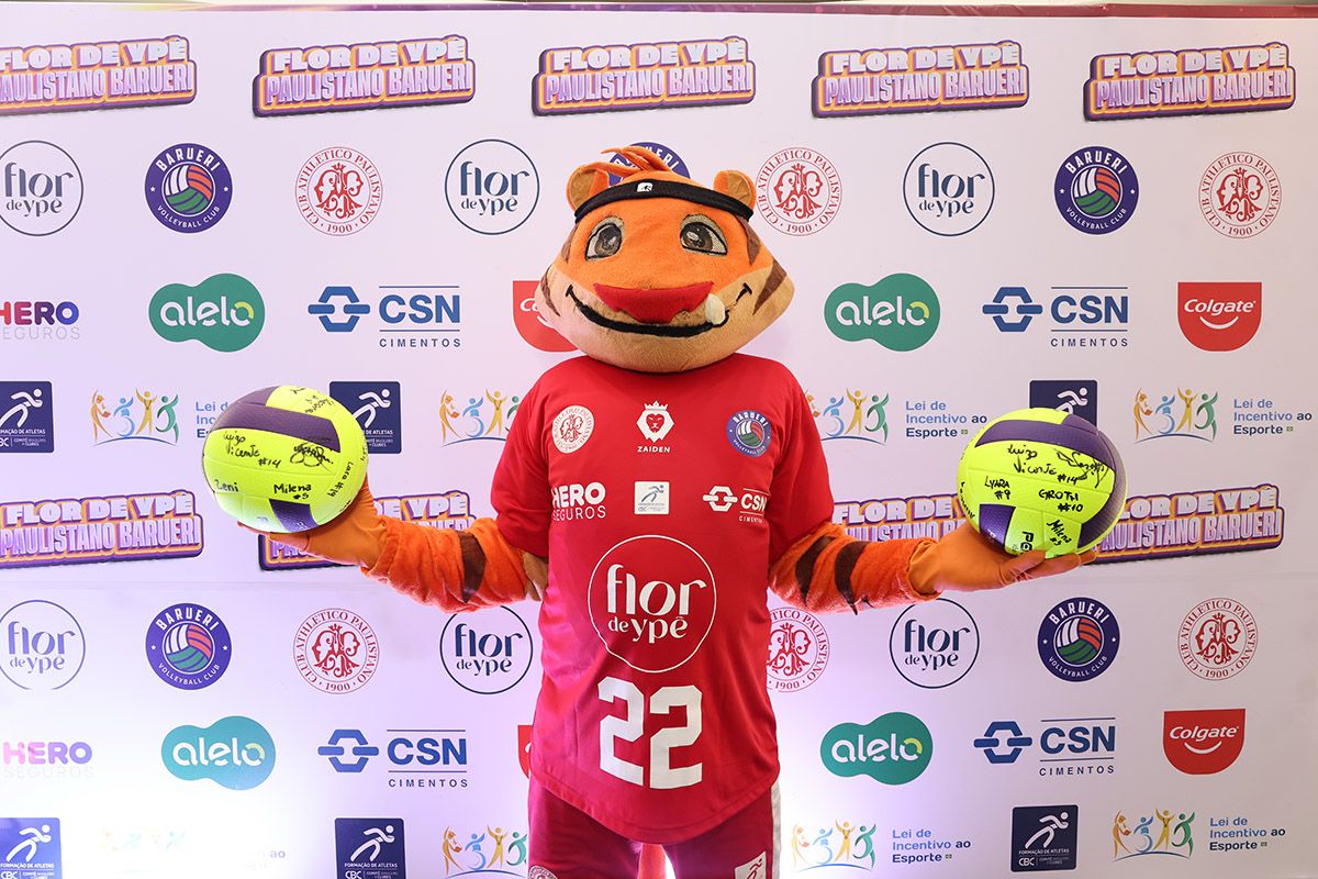 Fried, mascote do Paulistano, com as bolas de vôlei autografadas pelas jogadoras do Flor de Ypê/Paulistano/Barueri. Foto: Fábio Figueiredo