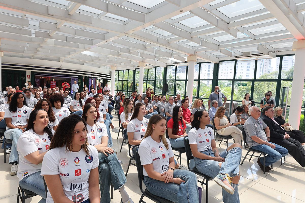 O público, com as jogadoras do Flor de Ypê/Paulistano/Barueri em destaque, assiste à cerimônia no Clube. Foto: Fábio Figueiredo