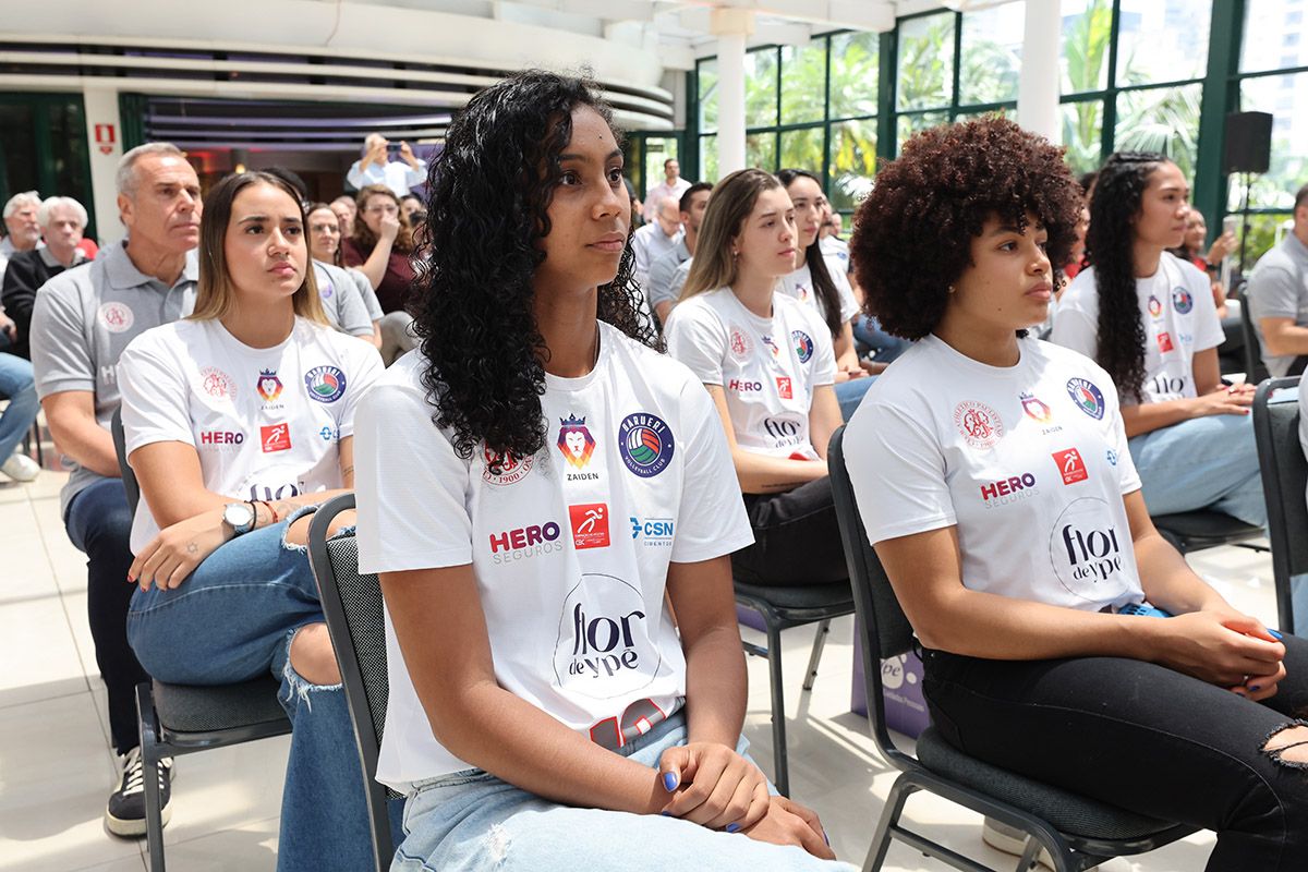 As jogadoras do Flor de Ypê/Paulistano/Barueri assistem à cerimônia no gazebo do Paulistano. Foto: Fábio Figueiredo