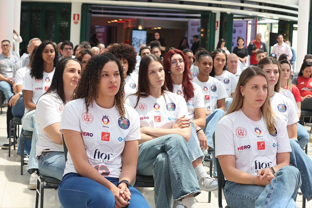As jogadoras do Flor de Ypê/Paulistano/Barueri assistem à cerimônia no gazebo do Paulistano. Foto: Fábio Figueiredo