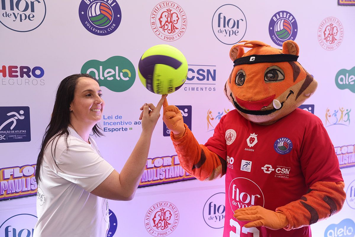 Capitã do Flor de Ypê/Paulistano/Barueri, Ana Cristina brinca com a bola com Fried. Foto: Fábio Figueiredo