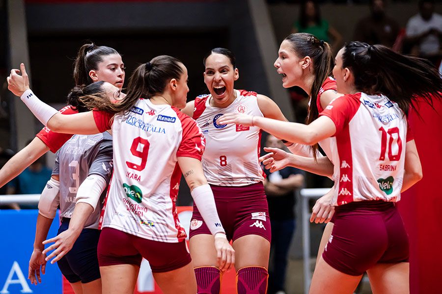 Jogadoras comemoram ponto em duelo contra Sesi Bauru, no jogo 2 da final do Estadual 2025. Foto: Fernanda Georges/BVC