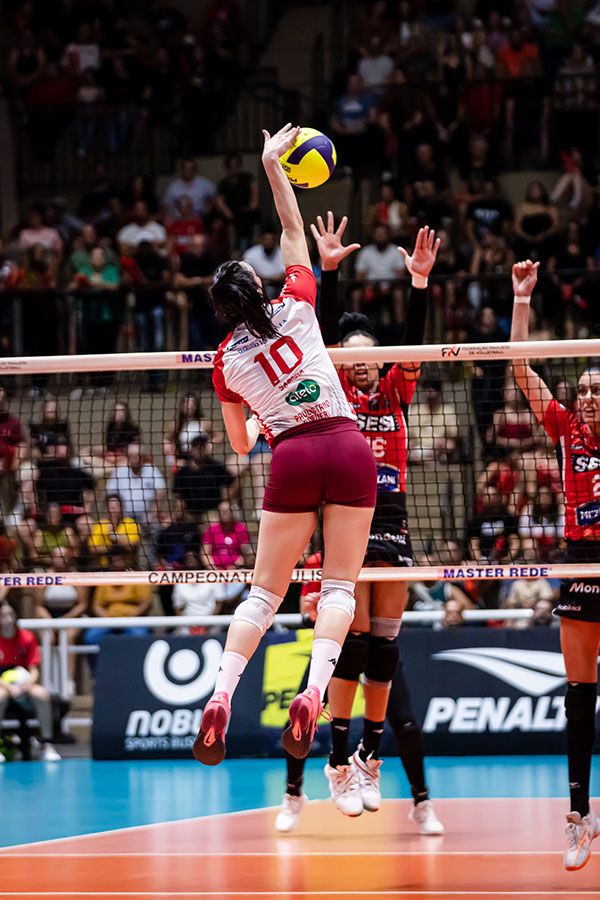 Sabrina Groth tenta ataque contra o Sesi Bauru, na decisão do Paulista. Foto: Fernanda Georges/BVC